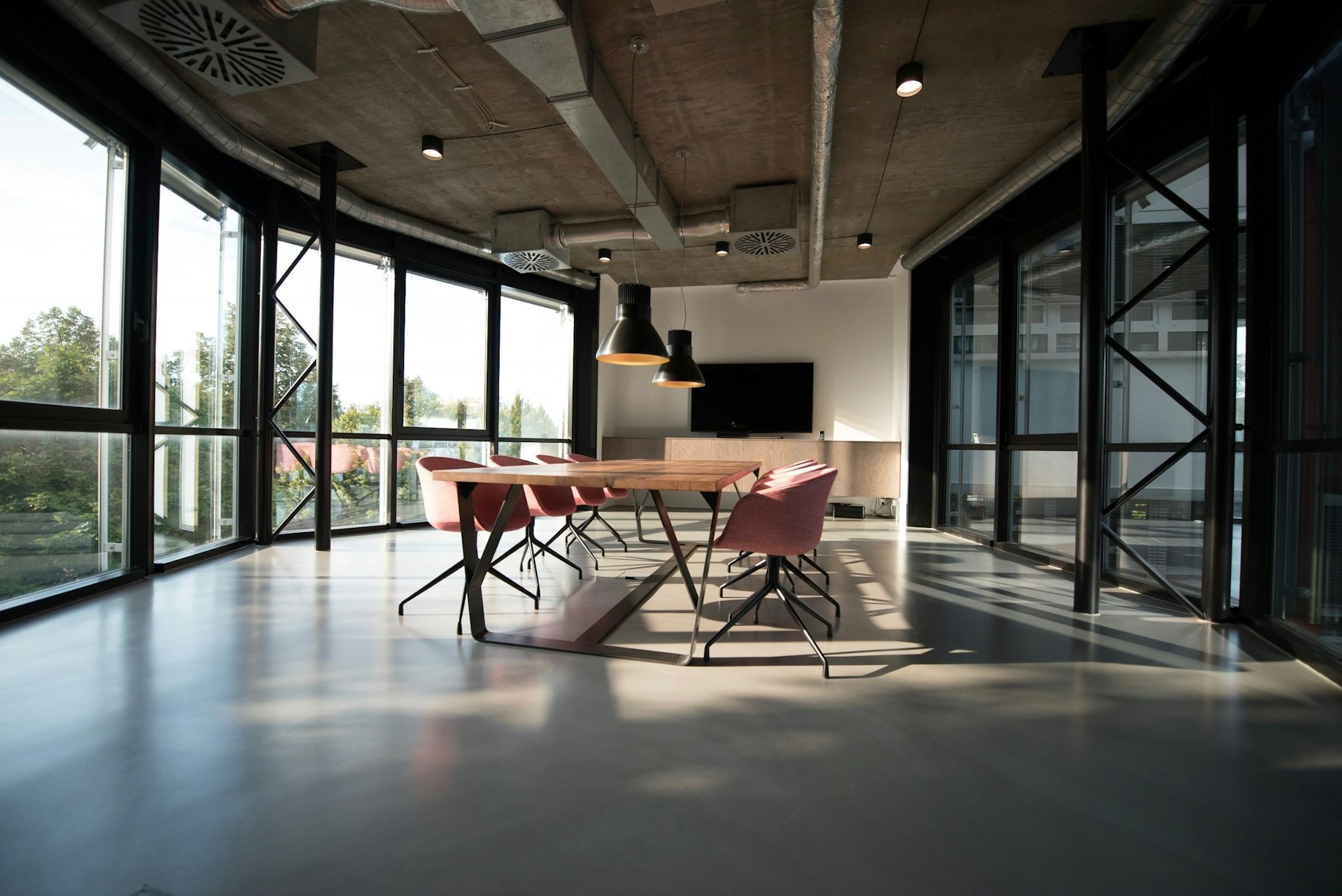 Un espace de travail ouvert et lumineux